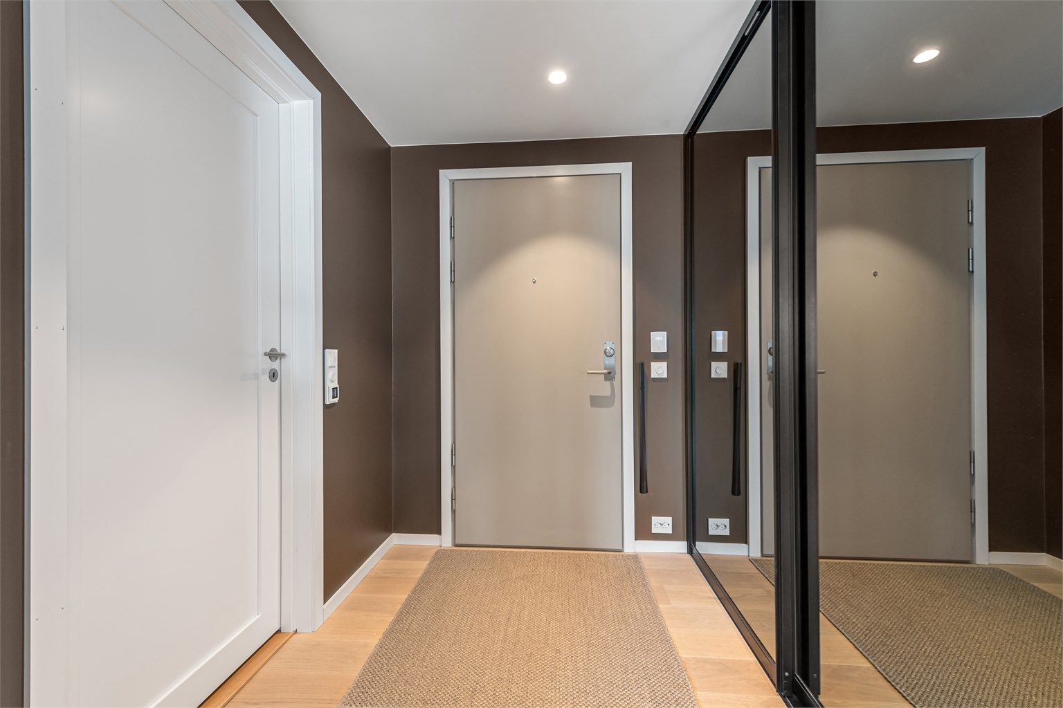 Entre/hall med stor skyvedørsgarderobe med speilfronter