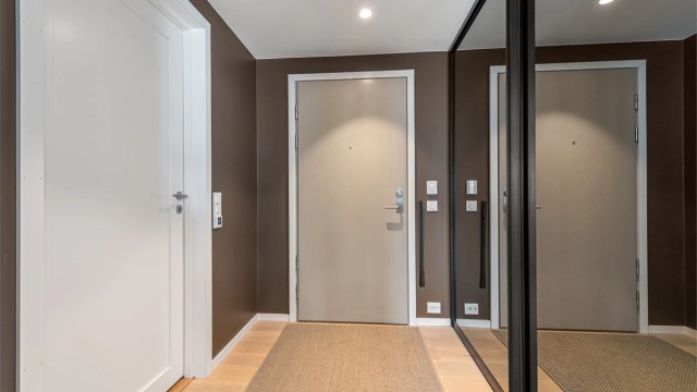 Entre/hall med stor skyvedørsgarderobe med speilfronter