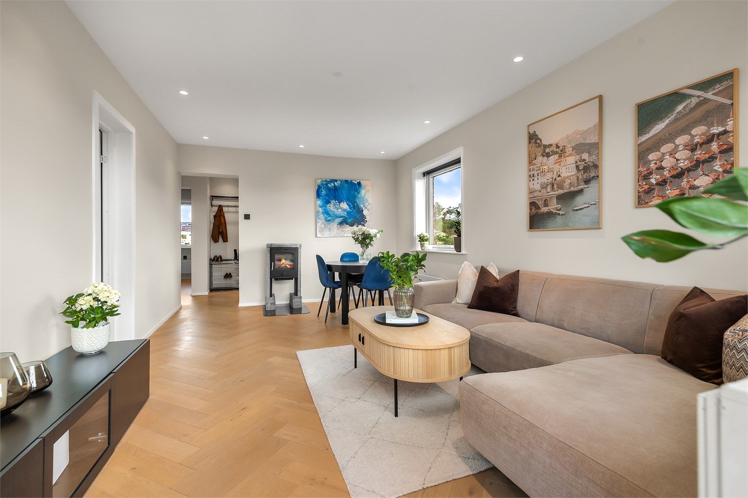 Stuen har plass til både sofagruppe og spisebord