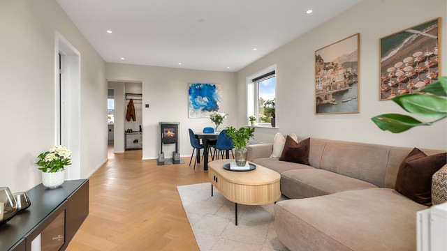 Stuen har plass til både sofagruppe og spisebord