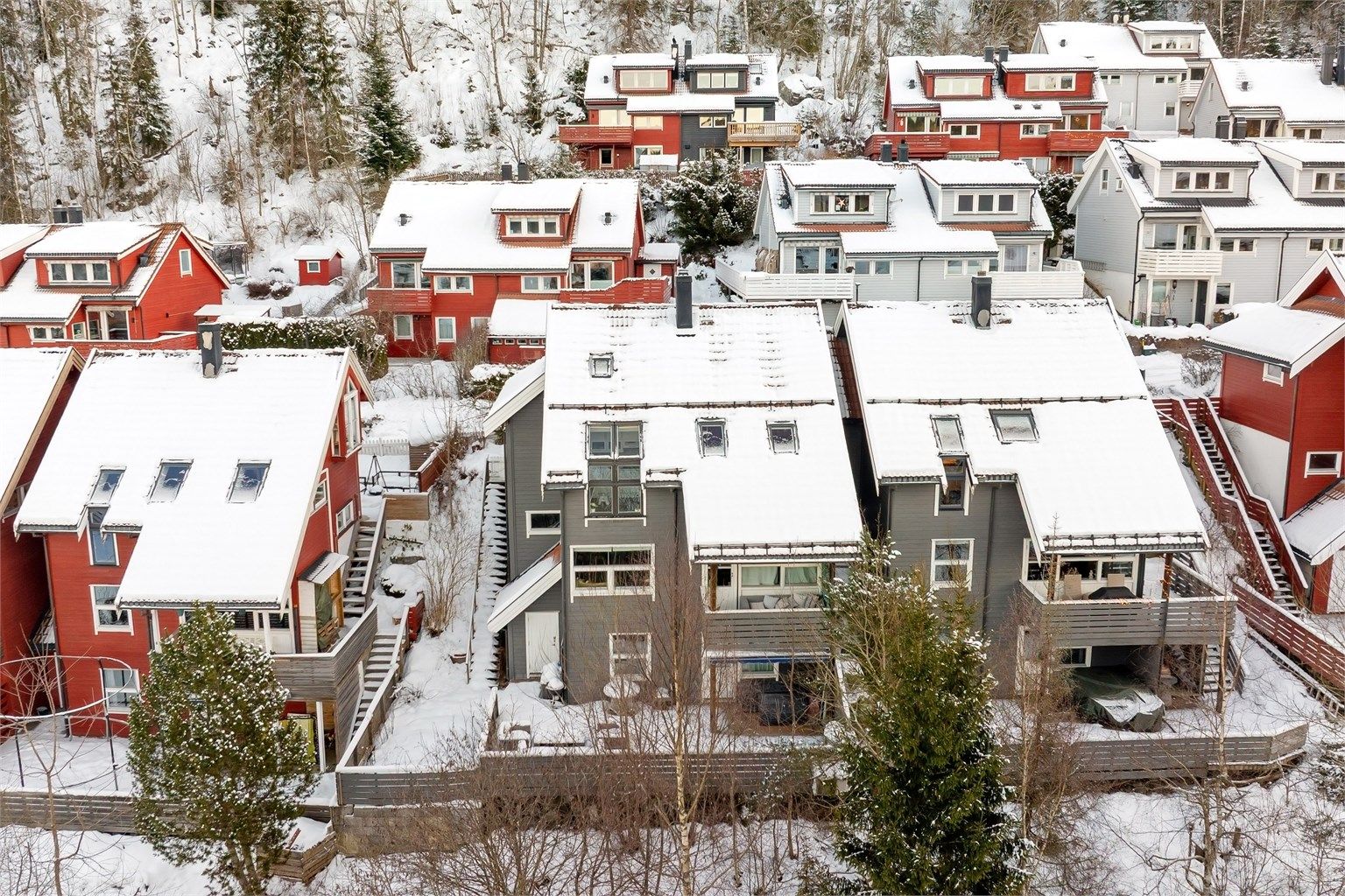 Velkommen til Nedre Berglia 76! Boligen ligger flott til i blindvei i Berglia på Bærums Verk - Fra boligen er det også gangavstand til busstopp