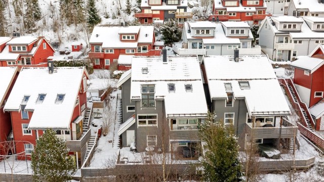 Velkommen til Nedre Berglia 76! Boligen ligger flott til i blindvei i Berglia på Bærums Verk - Fra boligen er det også gangavstand til busstopp