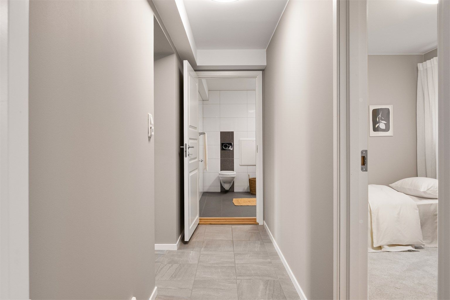 Romløsningen er hensiktsmessig utformet også i hybelen. Soverom II og III er tilbaketrukne fra stuen og samlet rundt gangen - rett ved badet.