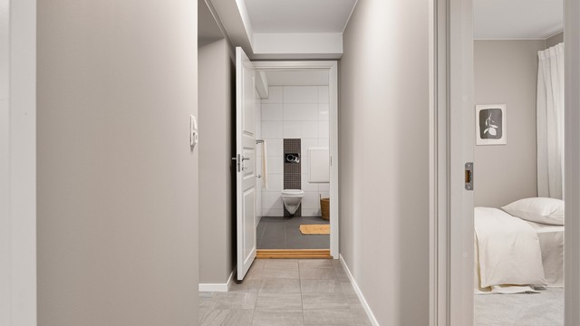 Romløsningen er hensiktsmessig utformet også i hybelen. Soverom II og III er tilbaketrukne fra stuen og samlet rundt gangen - rett ved badet.