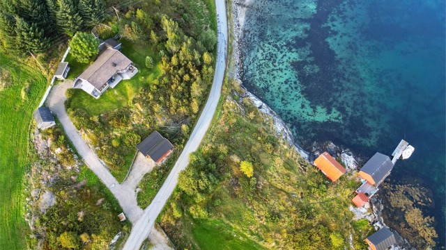 Øya har en lang kystlinje, fjorder, holmer, innsjøer, elver, fjell og skog som gir gode muligheter for naturopplevelser hele året.