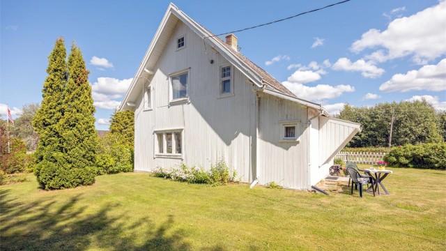 Stor hage med god plass for lek, hagearbeid og utendørsaktiviteter.