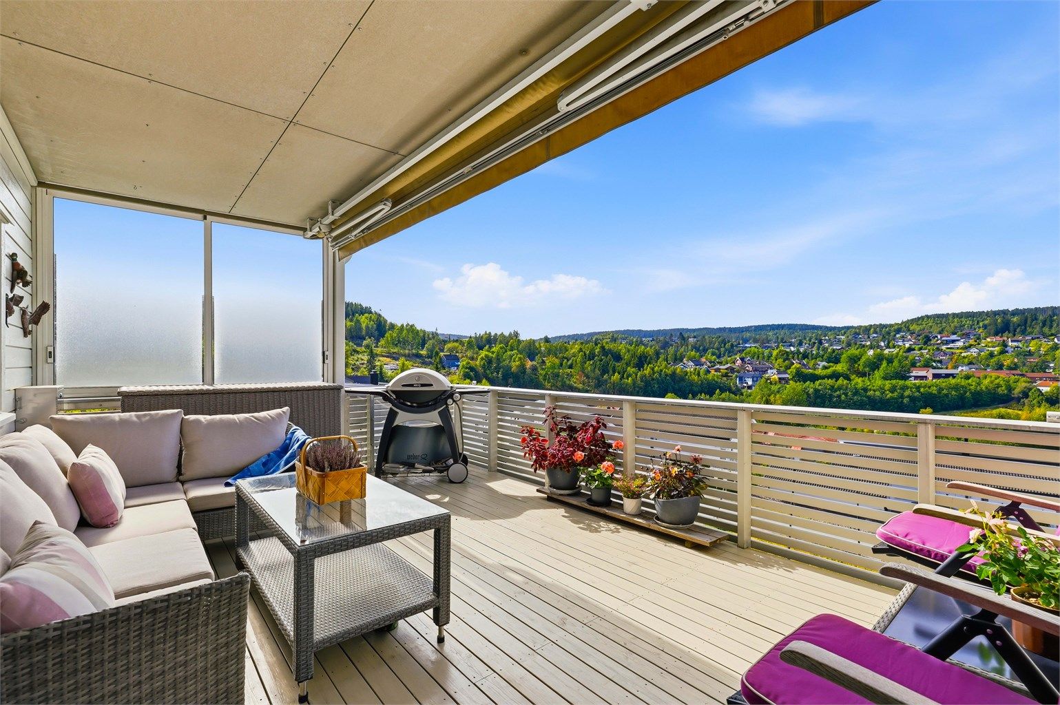 Leiligheten har en nydelig terrasse på hele 18 kvm med super utsikt mot Hagan og nordover i dalen. Legg merke til at terrassen er godt overbygget og tilnærmet usjenert   Foto: Digit Media AS v/Jørgen Sørebø