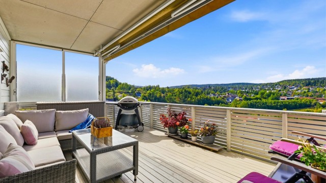 Leiligheten har en nydelig terrasse på hele 18 kvm med super utsikt mot Hagan og nordover i dalen. Legg merke til at terrassen er godt overbygget og tilnærmet usjenert Foto: Digit Media AS v/Jørgen Sørebø