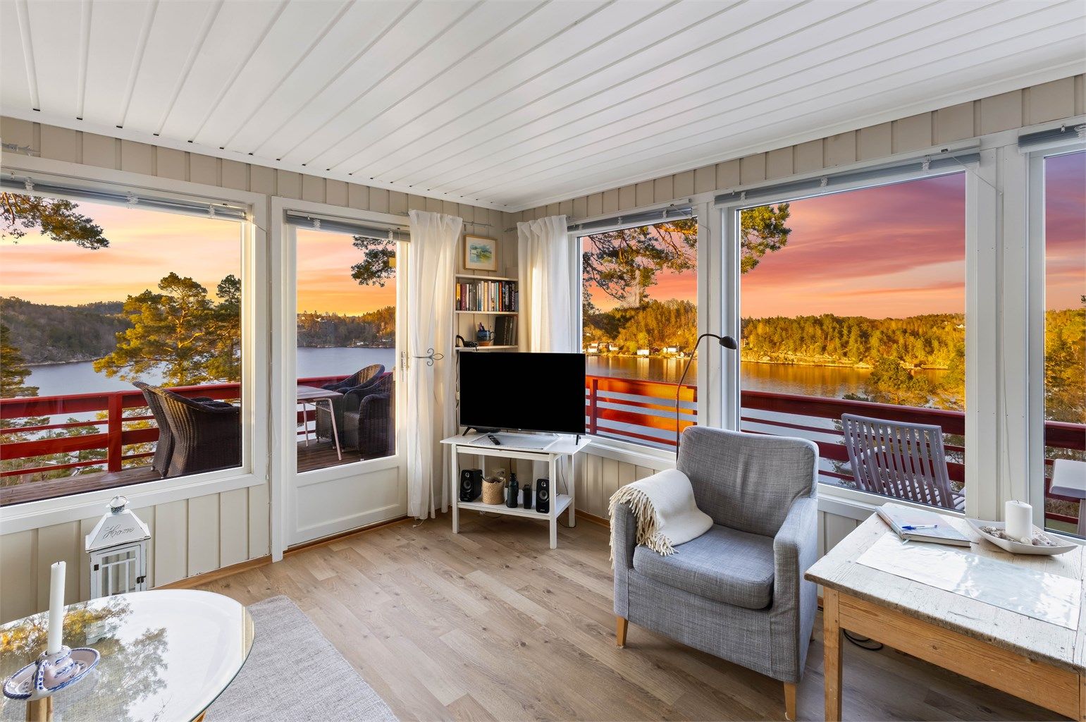 Stue med store vindusflater slipper naturen inn og fremhever den flotte utsikten.