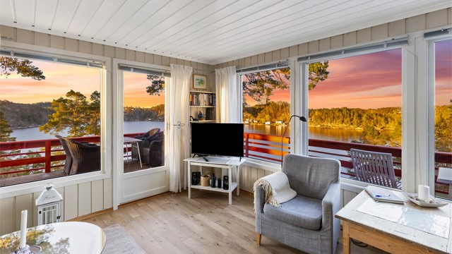 Stue med store vindusflater slipper naturen inn og fremhever den flotte utsikten.