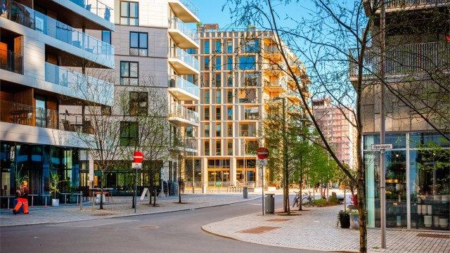 Området har kort vei til alt av servicetilbud, et godt utvalg av restauranter, puber, kafeer samt et pulserende kulturliv.