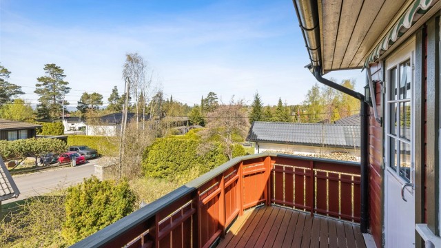 Utsikt over det rolige nabolaget fra balkongen.