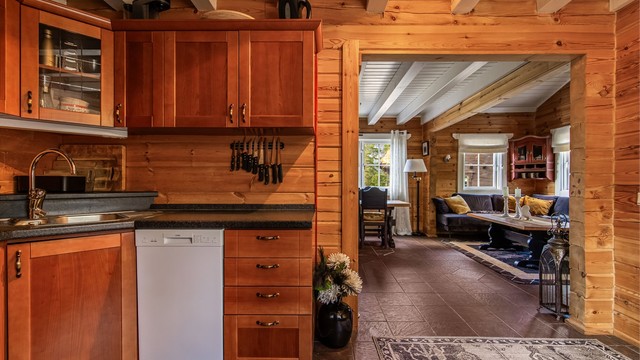 Kjøkkenet ligger praktisk til i åpen forbindelse med stuen.