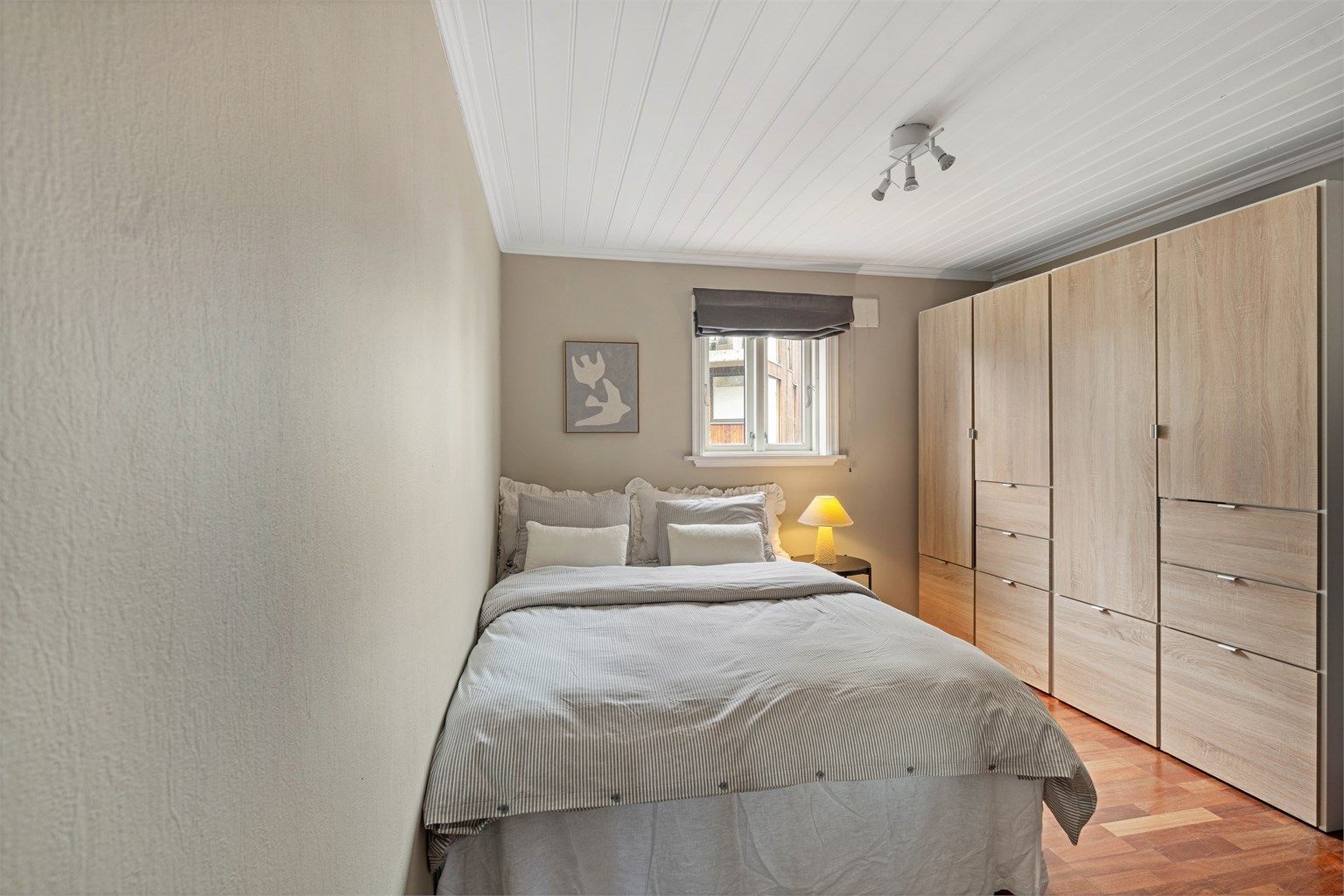 Gulvet er belagt med parkett.