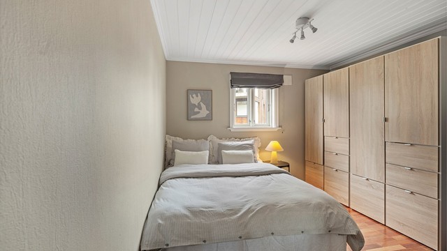 Gulvet er belagt med parkett.