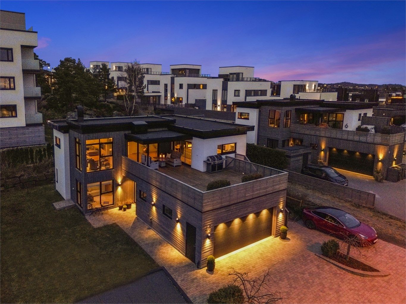 Velkommen til denne innbydende og velholdte eneboligen med hybel på Populære Dvergsnes - presentert av Jon Fadnes i Krogsveen.