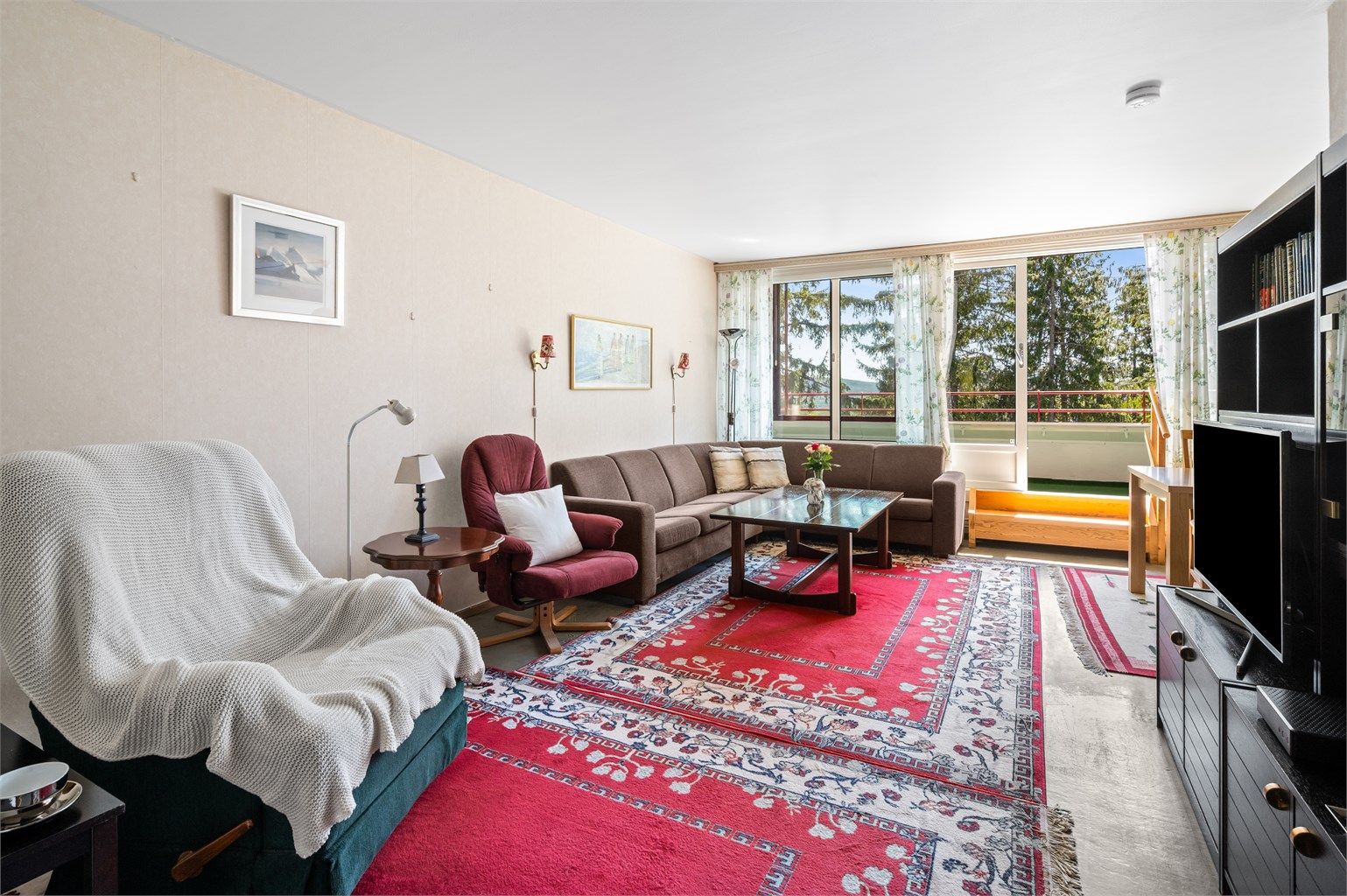 Her har du god plass til en hyggelig sofagruppe og tilhørende salongbord samt tv-benk eller annet ønskelig stuemøblement.