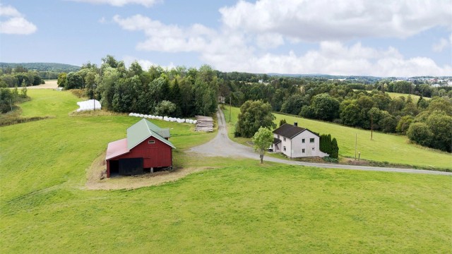 Eiendommen ligger landlig og usjenert til, omgitt av egne jorder.