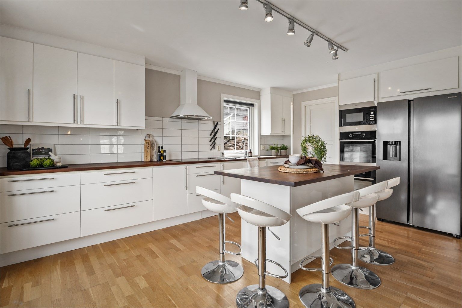 Kjøkkenet er rikelig utstyrt med blant annet to stekeovner og induksjonstopp.