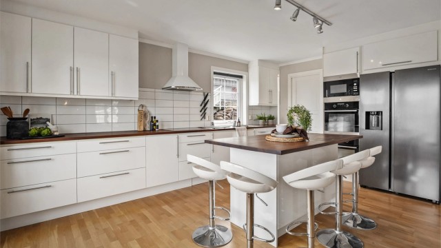 Kjøkkenet er rikelig utstyrt med blant annet to stekeovner og induksjonstopp.