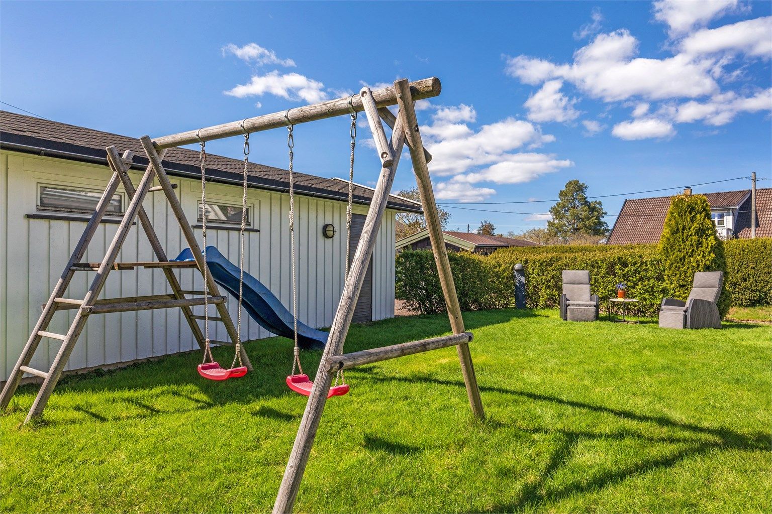 Fra garasjen er det dør ut til hagen