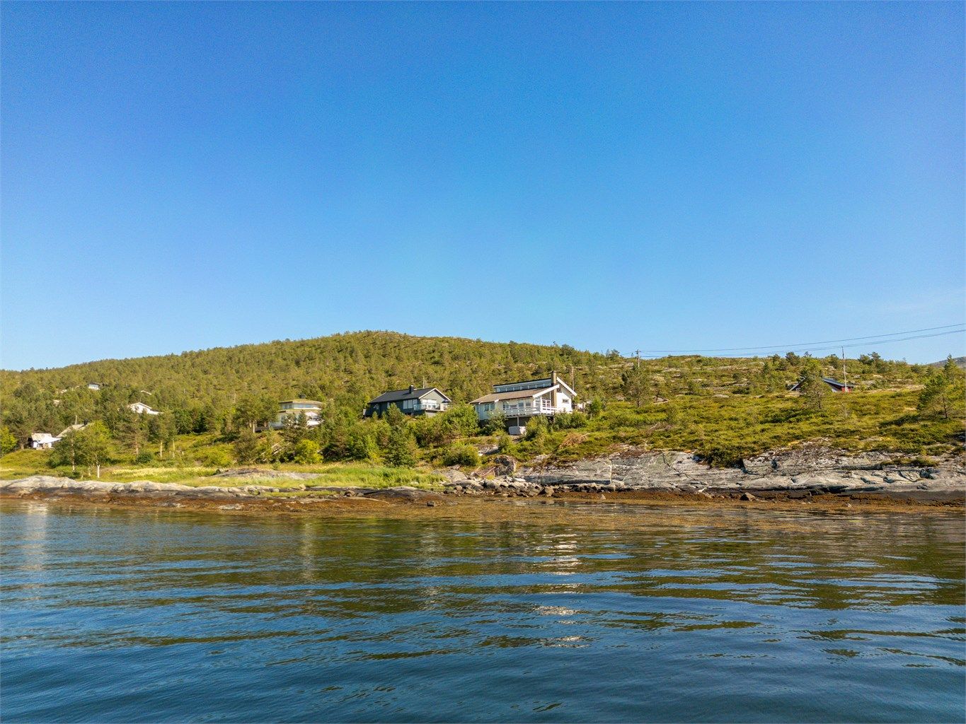 Coop Marked Råkvåg og Joker Husbysjøen er de nærmeste dagligvarebutikkene, og ligger 3 og 9 minutter unna med bil. Fiinbeck og Fia frisørsalong og Null stress joggedress treningssenter ligger i Sentrum av Råkvåg. 