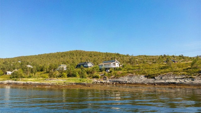 Coop Marked Råkvåg og Joker Husbysjøen er de nærmeste dagligvarebutikkene, og ligger 3 og 9 minutter unna med bil. Fiinbeck og Fia frisørsalong og Null stress joggedress treningssenter ligger i Sentrum av Råkvåg.