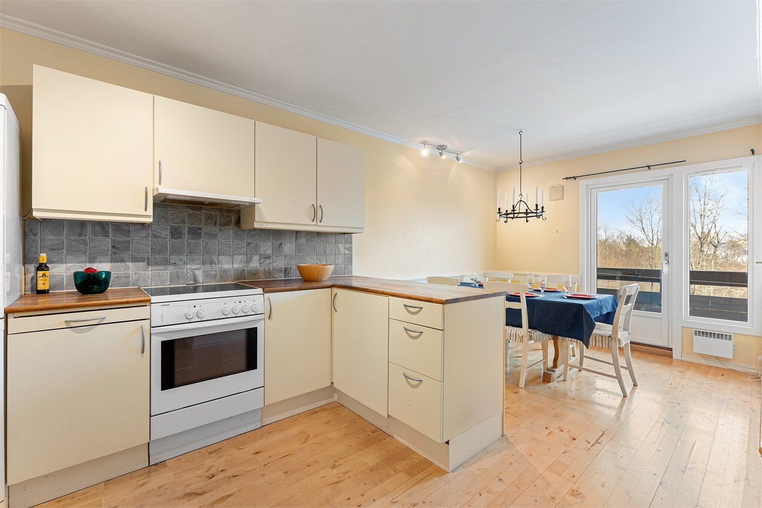 Leiligheten har separat kjøkken av god størrelse