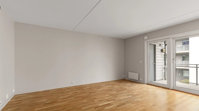 Stuen har godt plass til både spisebord og sofahjørne