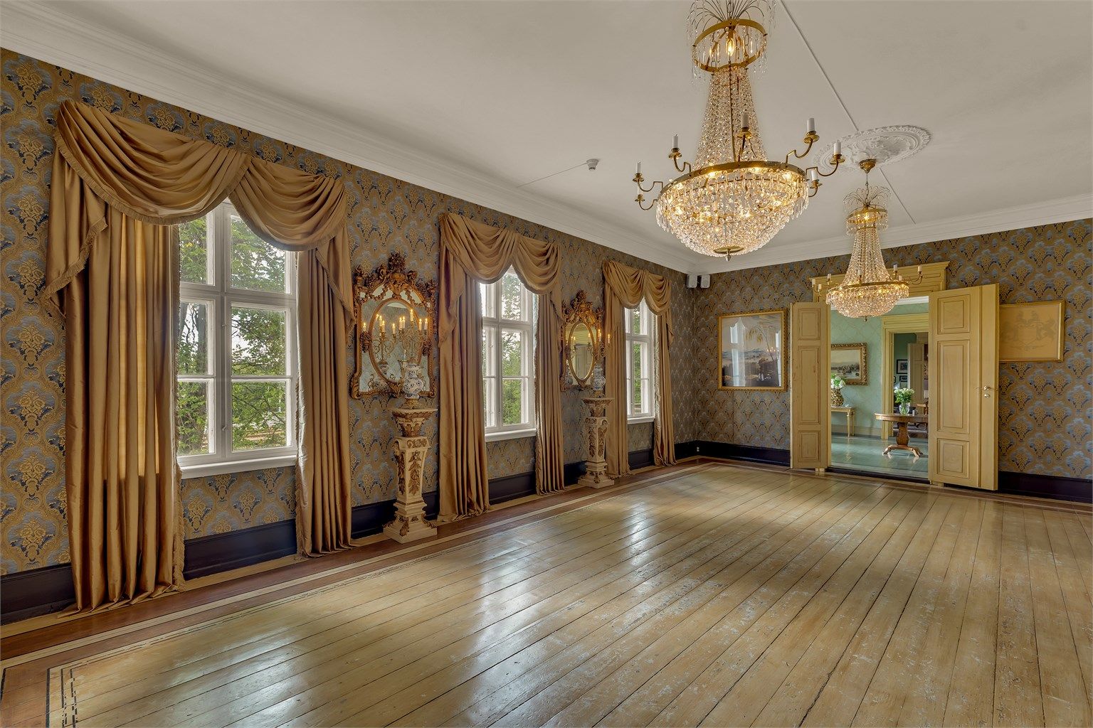 Imponerende ballsal med herskapelig atmosfære – et rom fylt med historie og eleganse