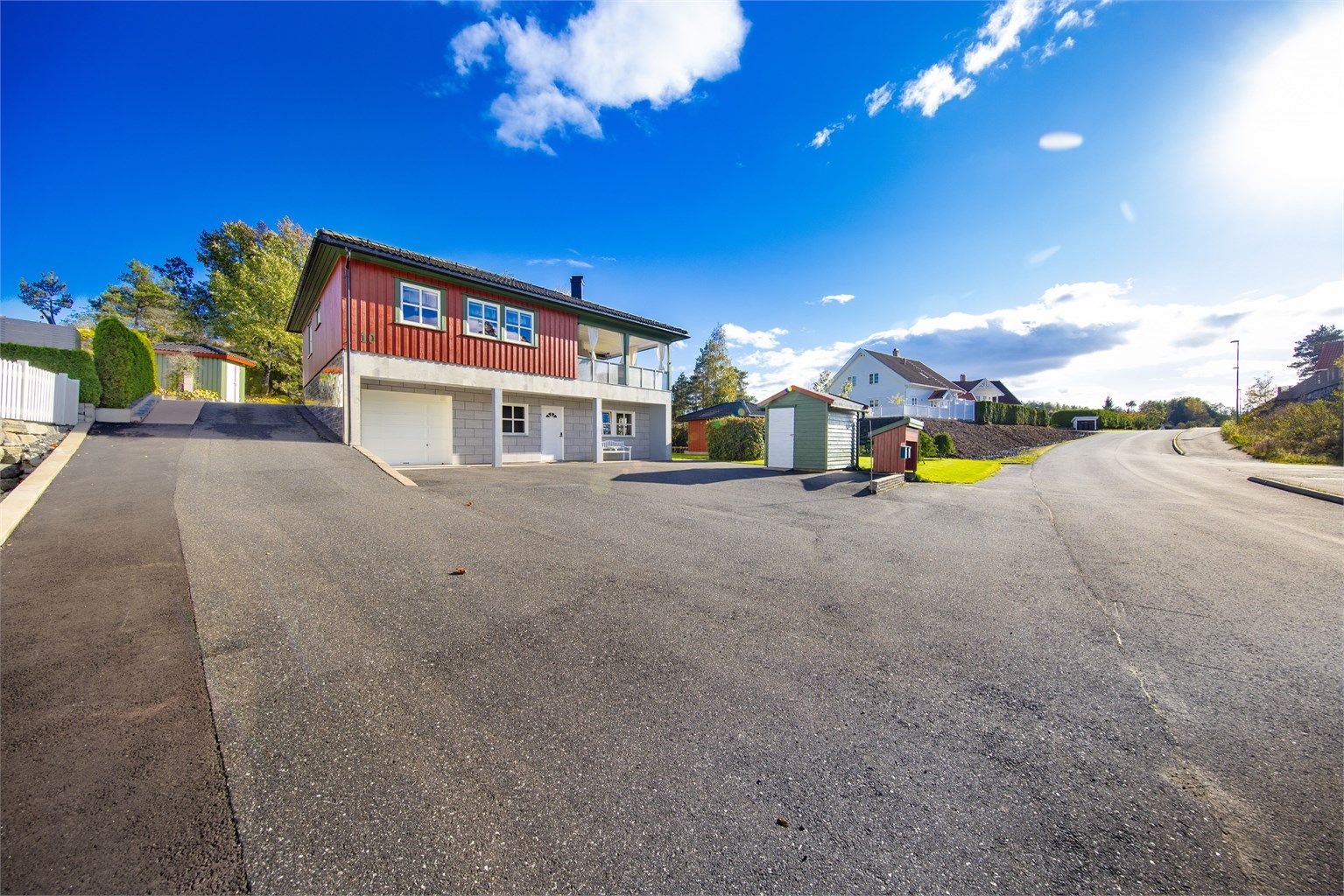 Asfaltert gårdsplass med plass til flere biler.