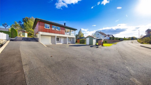 Asfaltert gårdsplass med plass til flere biler.