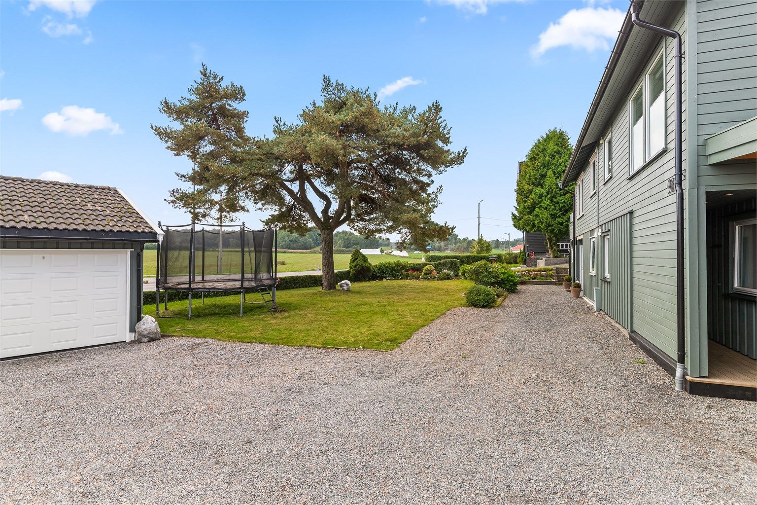 Garasje i rekke medfølger.