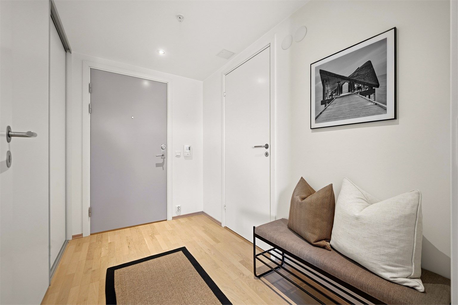 Entréen har nedsenket himling med downlights og en takhøyde på ca. 2,21 meter. Praktisk garderobe/bod til venstre.