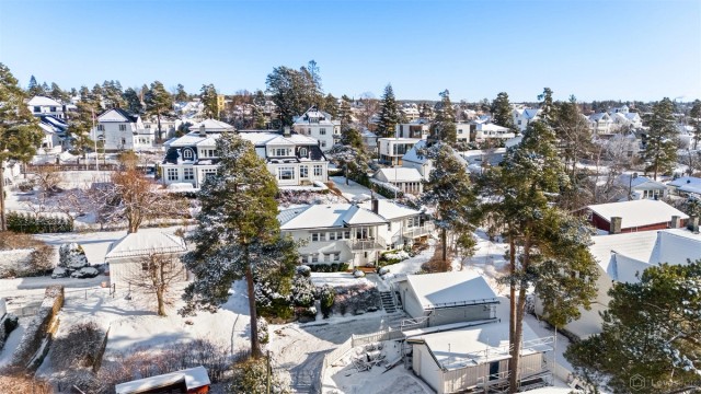 Fra eiendommen er kort vei til bl.a. Nordstrand skole, kollektivstransport og servicetilbud på Sæter