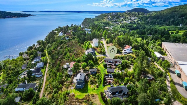 Nydelig kyststi for rusleturer eller trening, strekker seg helt fra Sandebukta til Svelvik.