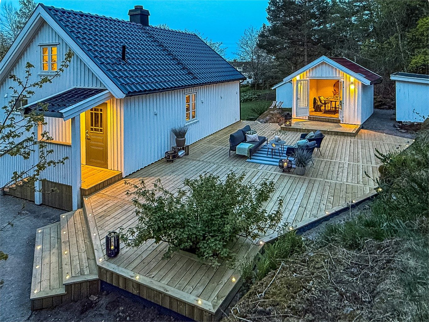 Kveldsbilde av den flotte uteplassen. 