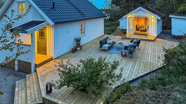 Kveldsbilde av den flotte uteplassen.