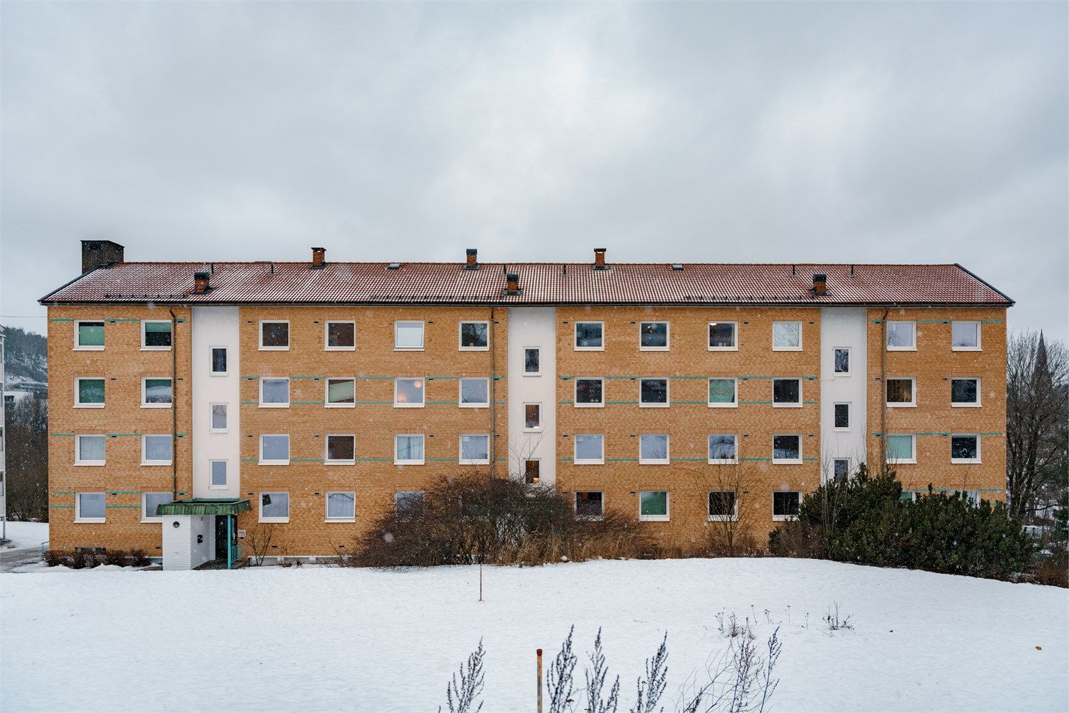 Bygget har en klassisk teglsteinsfasade og ble oppført i 1958.