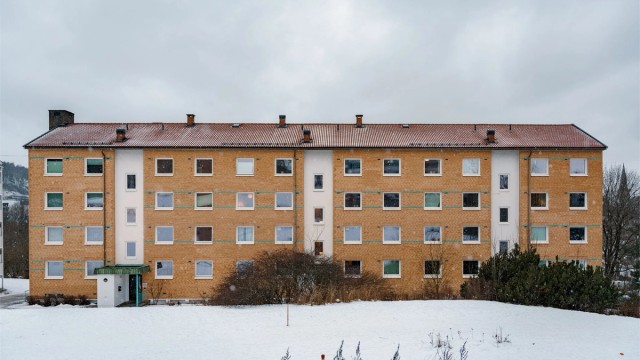 Bygget har en klassisk teglsteinsfasade og ble oppført i 1958.