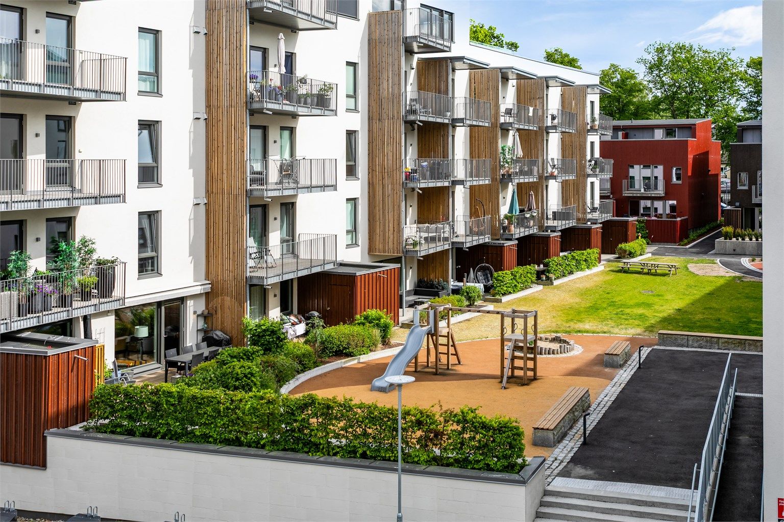 Fra høyden av tredje etasje ser du ut over Skarmyrakvartalets parkmessige fellesarealer - en skjermet oase midt i byen.