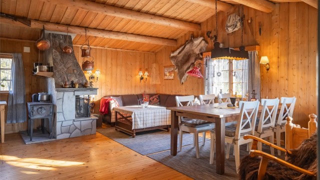 Hytta er gjennomgående lys og luftig med utstrakte vindusflater som sikrer rikelig med naturlig dagslys.