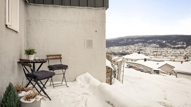 Fra gårdsplassen/veien er det felles utvendig trapp opp til boligens inngangsparti i underetasjen