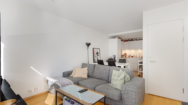 Underetasjen har egen inngang og fungerer utmerket som separat hybel eller gjesteavdeling. Etasjen er i dag utleid