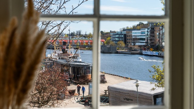 Utsikt fra et av vinduene mot den livlige aktiviteten på fjorden.