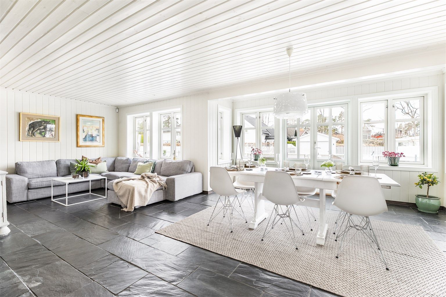 Stuen utgjør sammen med kjøkkenet en stor, sammenhengende aktiv sone og mye av arealet i første etasje.