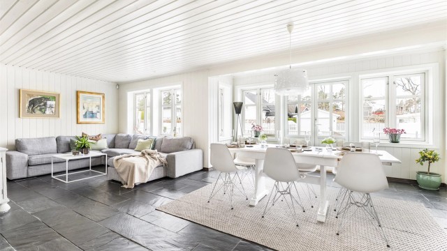 Stuen utgjør sammen med kjøkkenet en stor, sammenhengende aktiv sone og mye av arealet i første etasje.