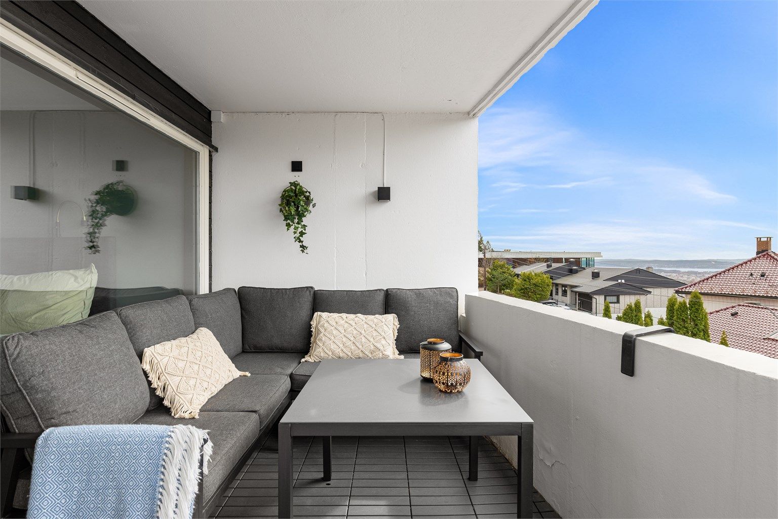 Balkongen vender mot vest og har svært gode solforhold, på sommerstid har en solen tidlig ettermiddag til sent på kveld. 