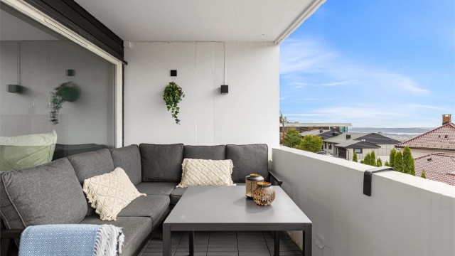 Balkongen vender mot vest og har svært gode solforhold, på sommerstid har en solen tidlig ettermiddag til sent på kveld.