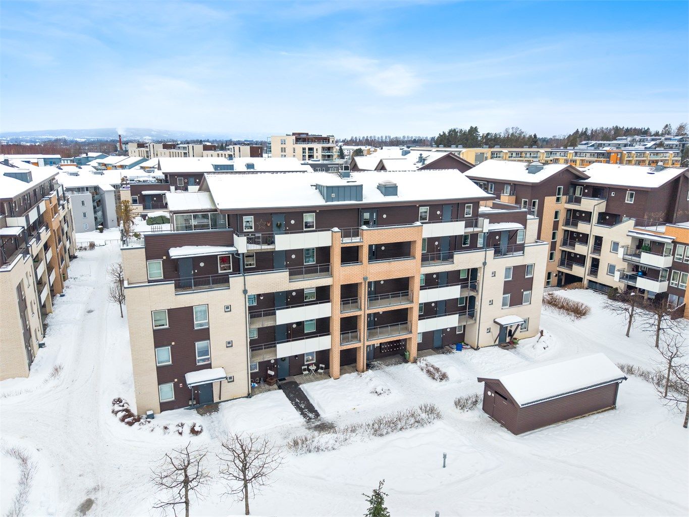 Leiligheten ligger i 2. etasje. Trappefritt til leiligheten og ned i garasjen 